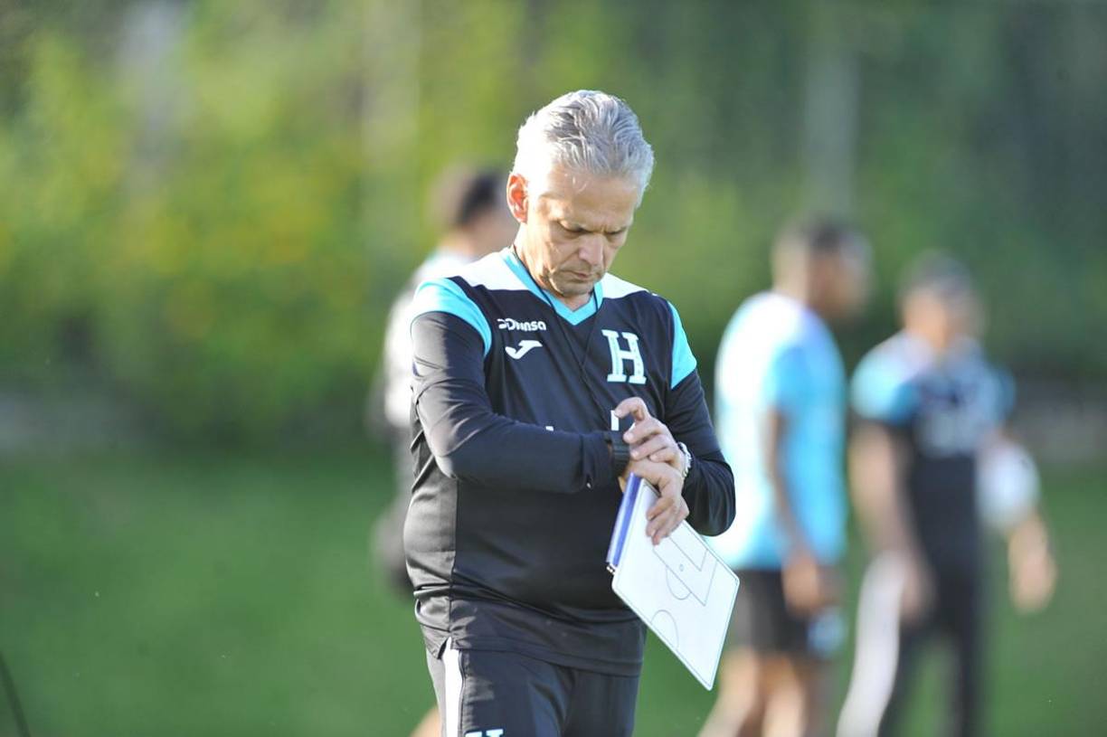 Reinaldo Rueda se toma su tiempo para elegir quién será el atacante que sustituirá a Romell Quioto. El domingo anunciará su decisión.