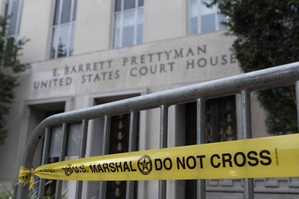 “Trump ganó las elecciones”, grita uno de ellos, sentado en el asiento de delante.