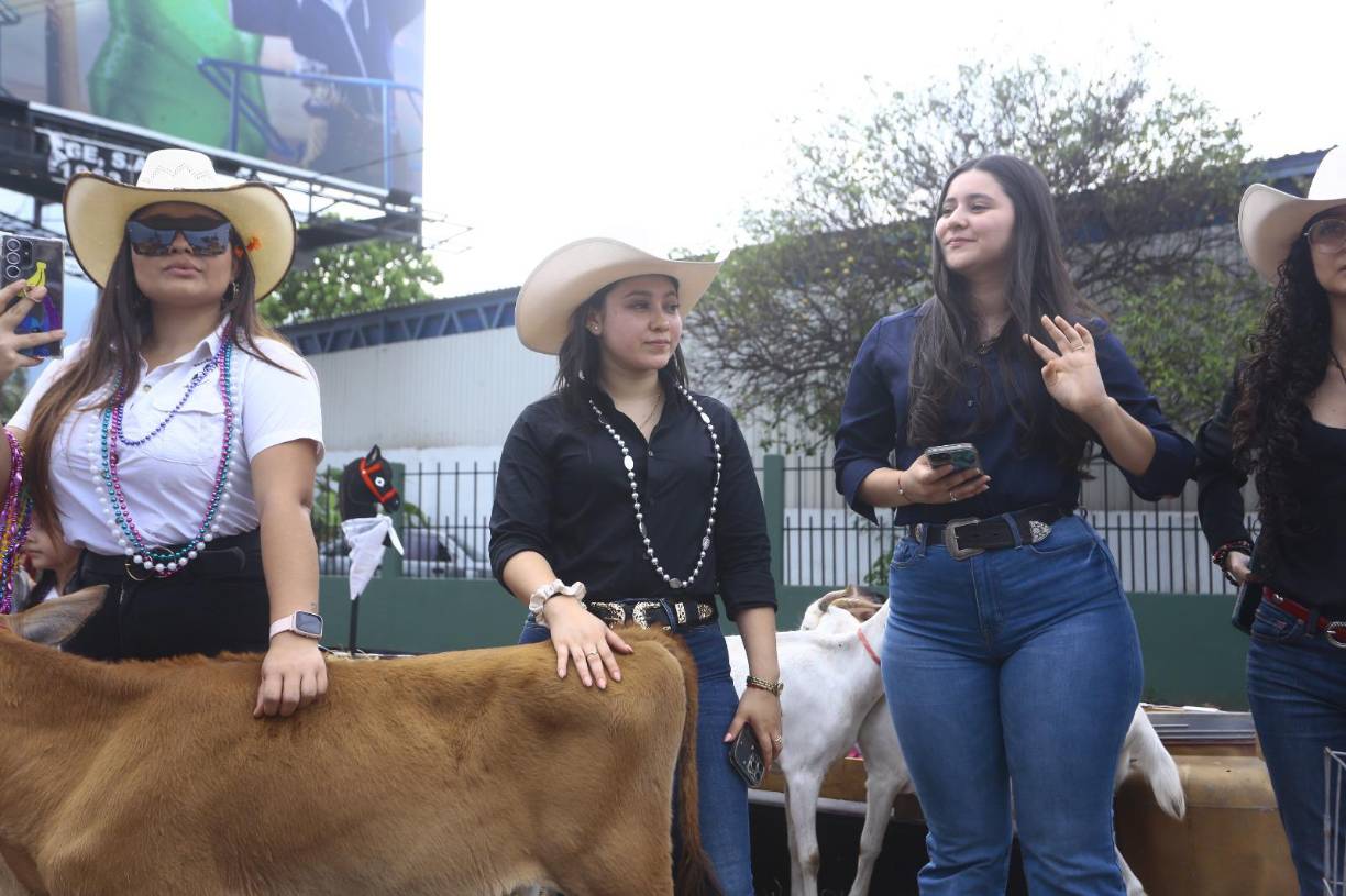 En el desfile también participaron varias carrozas desde donde lanzaban dulces y collares a los cientos de espectadores que presenciaron el evento, quienes se mostraban felices y grababan el espectáculo con sus celulares para llevarse un bonito recuerdo.