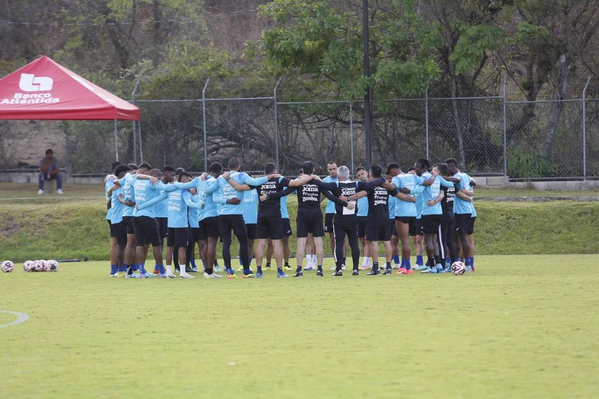 Los jugadores y el cuerpo técnico de la Bicolor realizaron una oración antes de entrenar en la sede de Olimpia. La Bicolor se mide a Cuba el jueves 6 de junio.