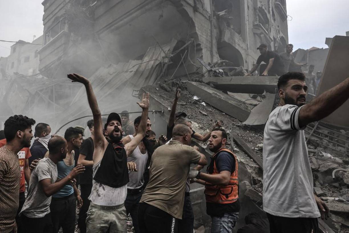 Su marido resultó herido cuando una casa vecina fue bombardeada. Buscó refugio en la vivienda de su hermana, pero como su vecindario también fue atacado, huyeron al hospital a un resguardo seguro.