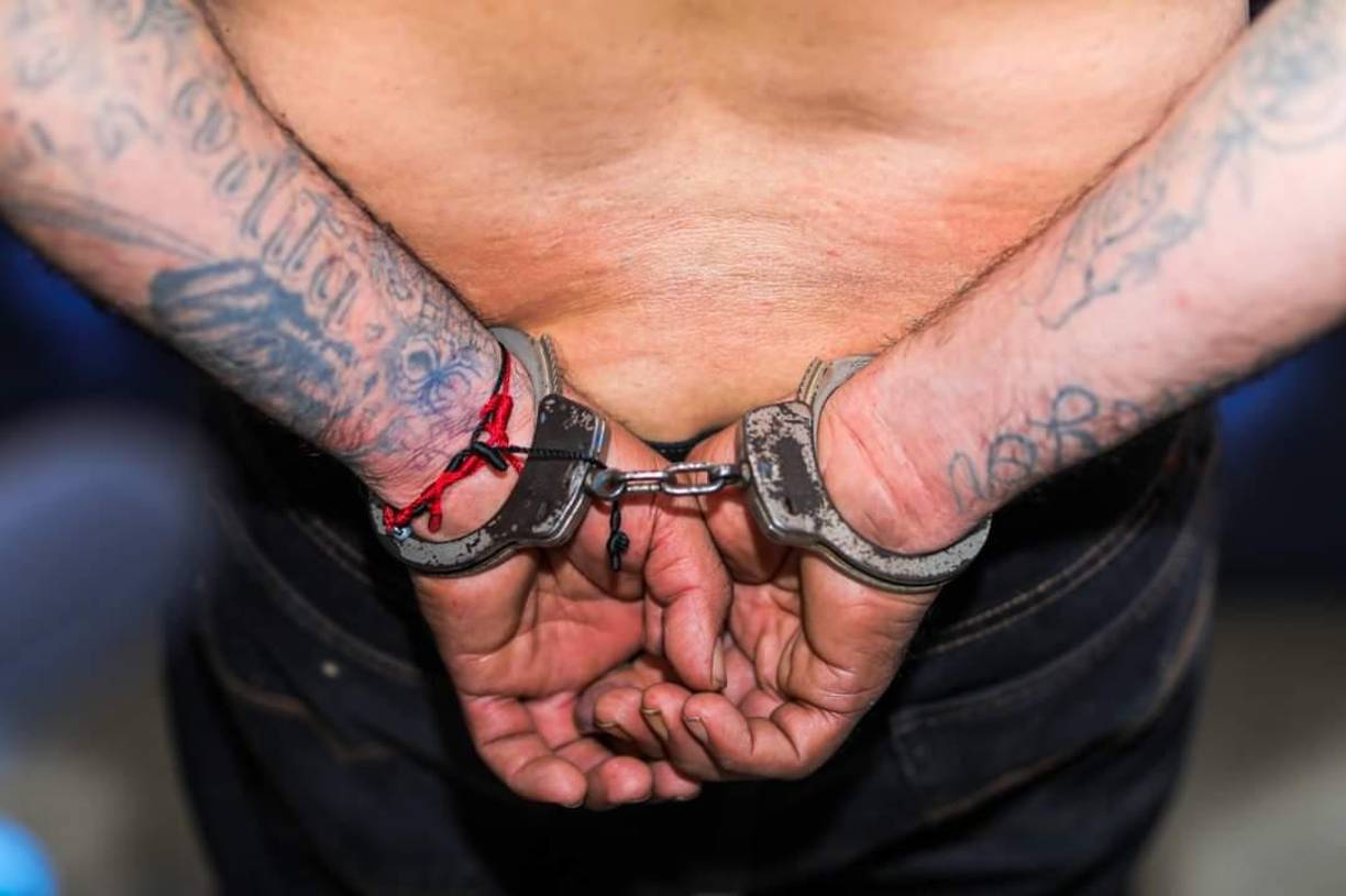 En su país, fue detenido en tres ocasiones por receptación, organizaciones terroristas y tráfico de objetos prohibidos en los centros penales. 