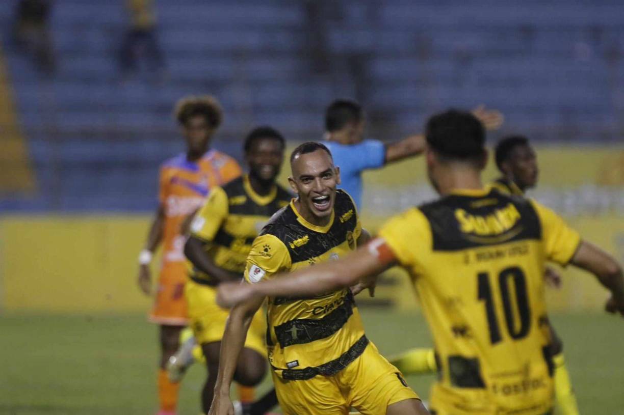 La locura de Devron García y los festejos con sus compañeros.