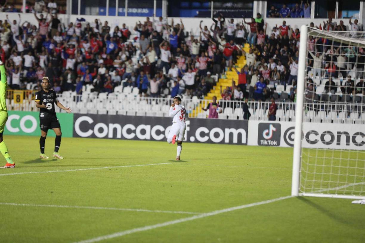 Chirinos fue el encargado de anotar el primer gol de Olimpia en la Copa Centroamericana.