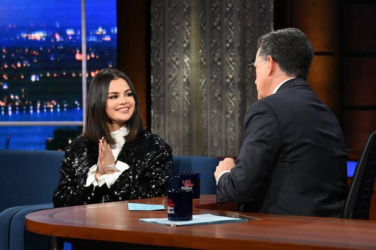 Noviembre de 2024: Durante una entrevista en “The Late Show with Stephen Colbert”, Selena habló sobre su relación con Benny, mencionando que pasaron juntos el Día de Acción de Gracias y destacando las habilidades culinarias de Benny.
