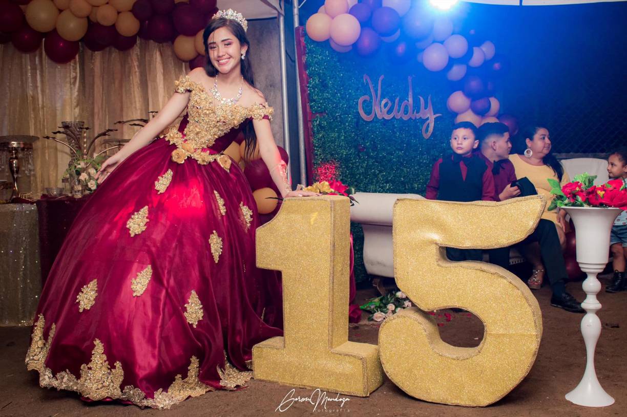 Al instante, la joven emocionada abrazó a su padre.