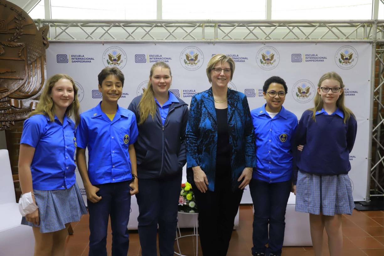 Los alumnos de secundaria estaban contentos de conocer y conversar con la embajadora.
