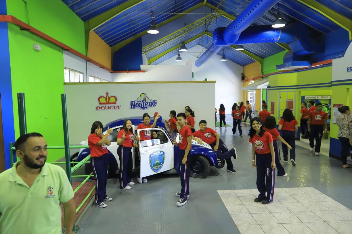 La Estación Policial: Una mini estación de policía con una motocicleta y una patrulla que sirven de escenario para tomar fotografías. Los niños también pueden disfrazarse de policías y aprender sobre sus derechos y el trabajo de los agentes.