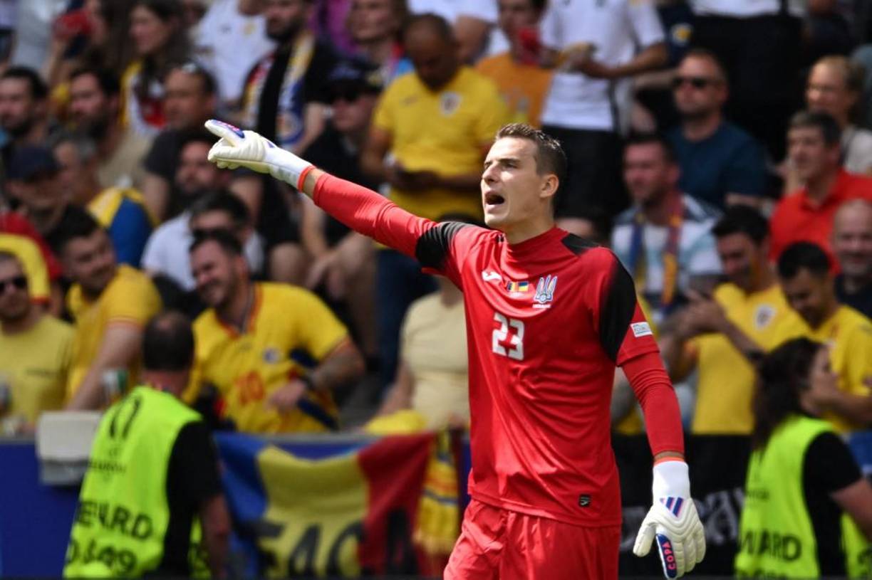 Lunin terminó siendo suplente en los últimos dos juegos de la Eurocopa ya que en el primer partido fue el villano al encjaó tres goles ante Rumania que al final pesaron .