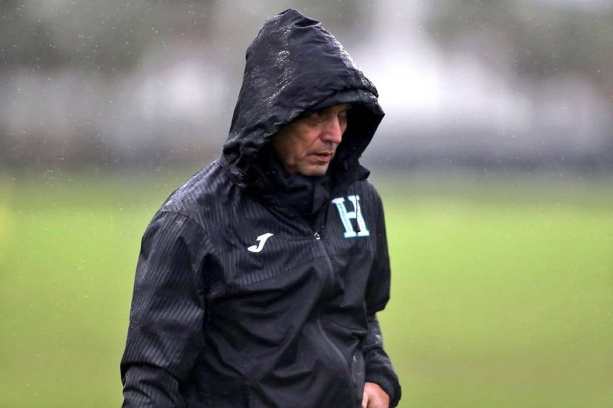 Reinaldo Rueda tuvo que protegerse de la lluvia y así dirigió el entrenamiento de esta tarde en las canchas del Inter de Miami.
