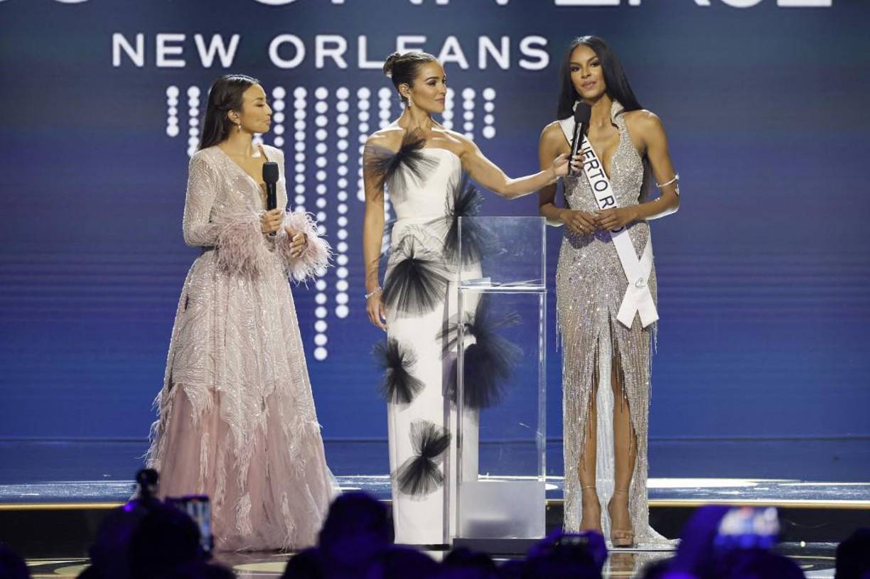 La madre de la belleza boricua compartió un extenso mensaje en su cuenta de Facebook en el que cuestionó la inclusión de la representante dominicana entre las finalistas del certamen.