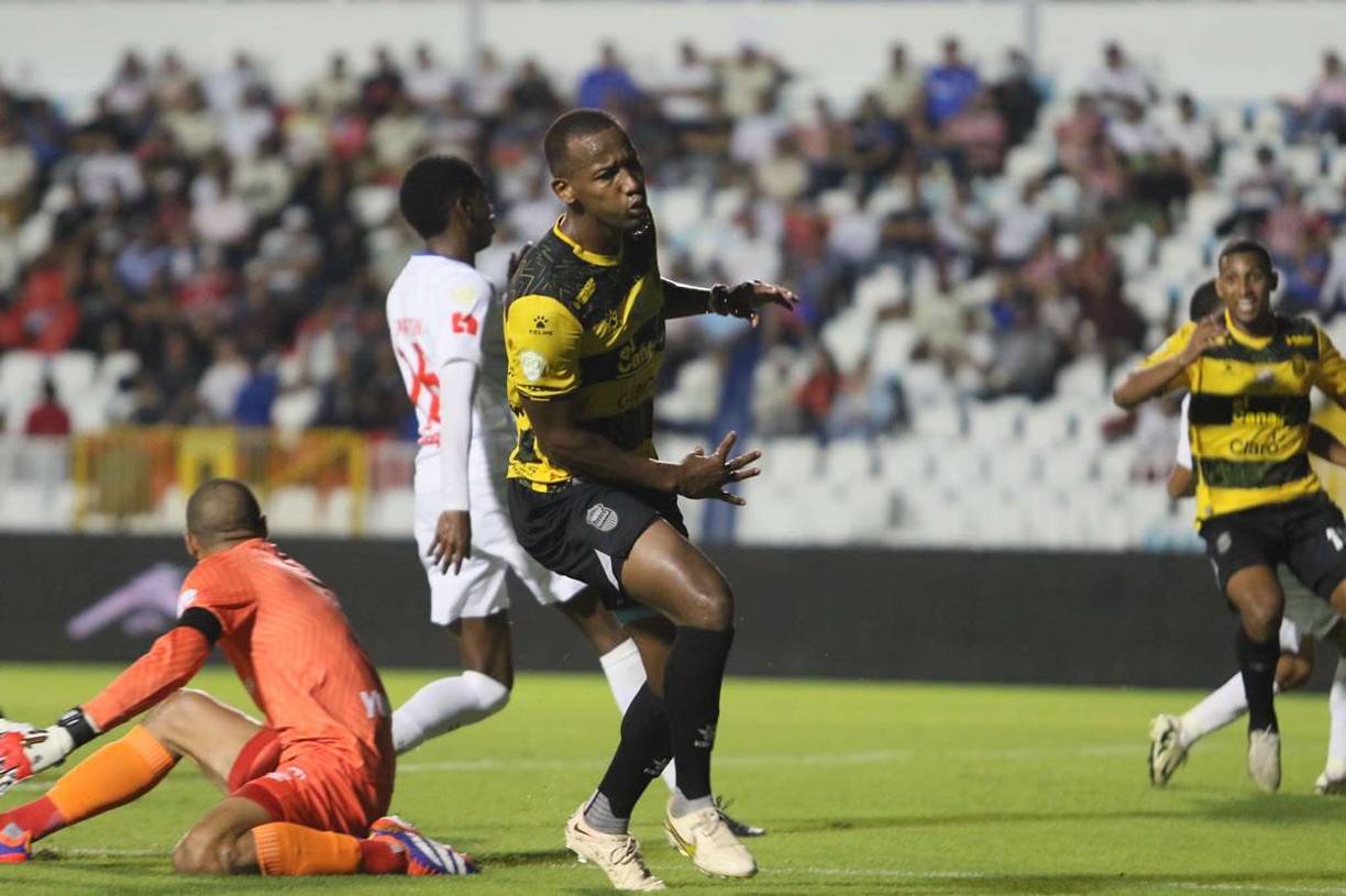 El lamento del panameño Chamir Dupuy tras fallar una ocasión frente al arco del Olimpia.