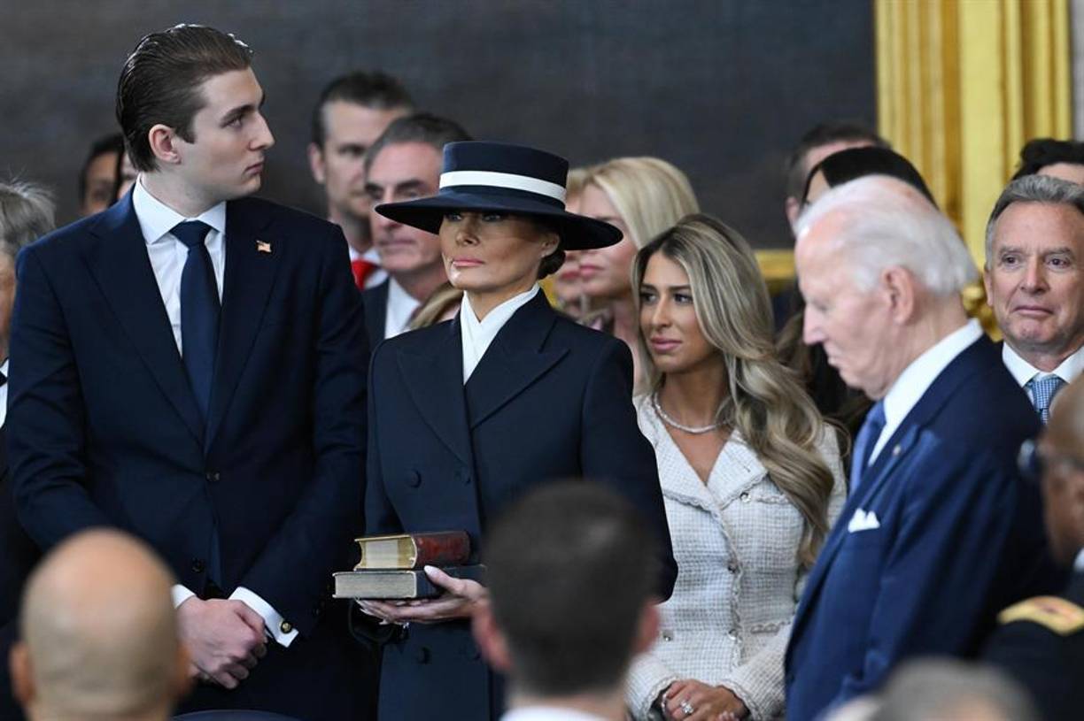 Barron también protagonizó otros momentos que dejaron entrever su personalidad: estrechó la mano del presidente saliente, Joe Biden, y de la vicepresidenta, Kamala Harris, y se mantuvo impertérrito mientras Elon Musk, a su lado, gesticulaba con efusividad a la cámara, lo que propició elogios sobre sus buenos modales.