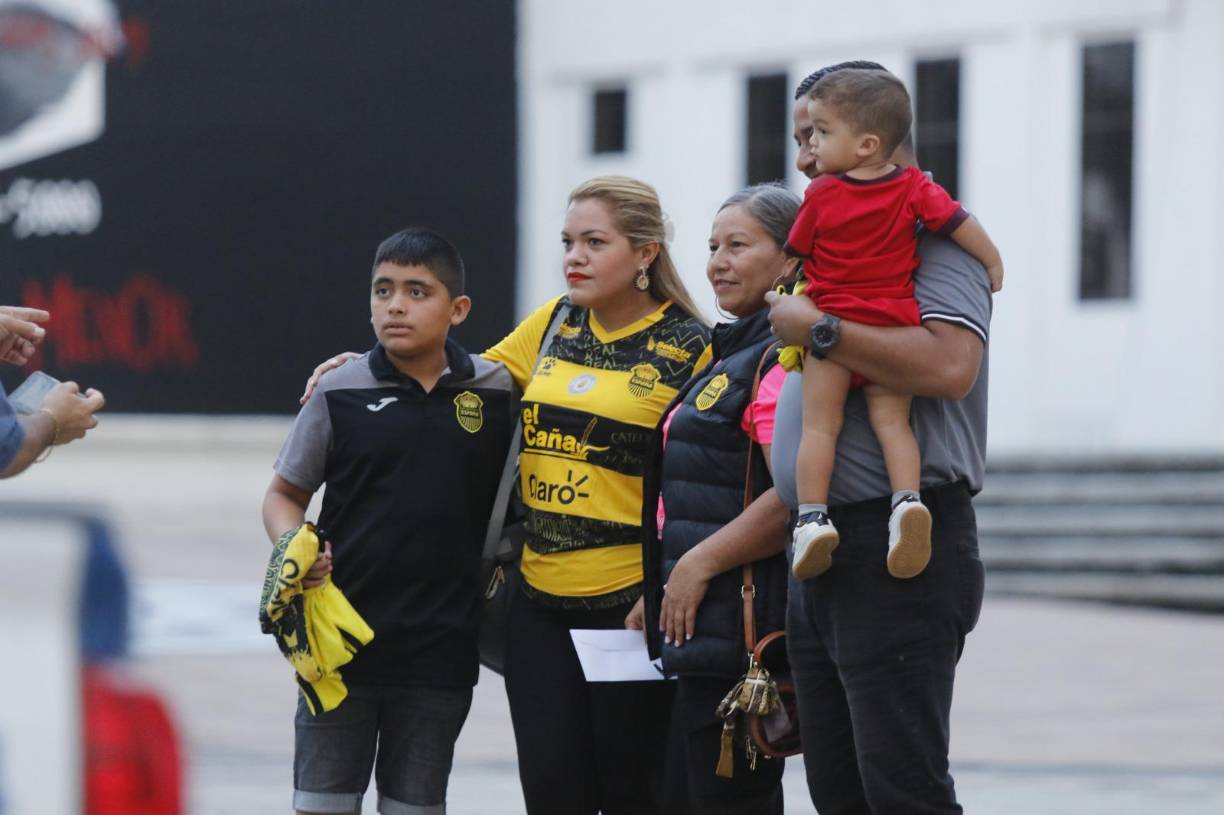 Esta familia aurinegra llegó desde tempranas horas al estadio Morazán para ver el derbi sampedrano.