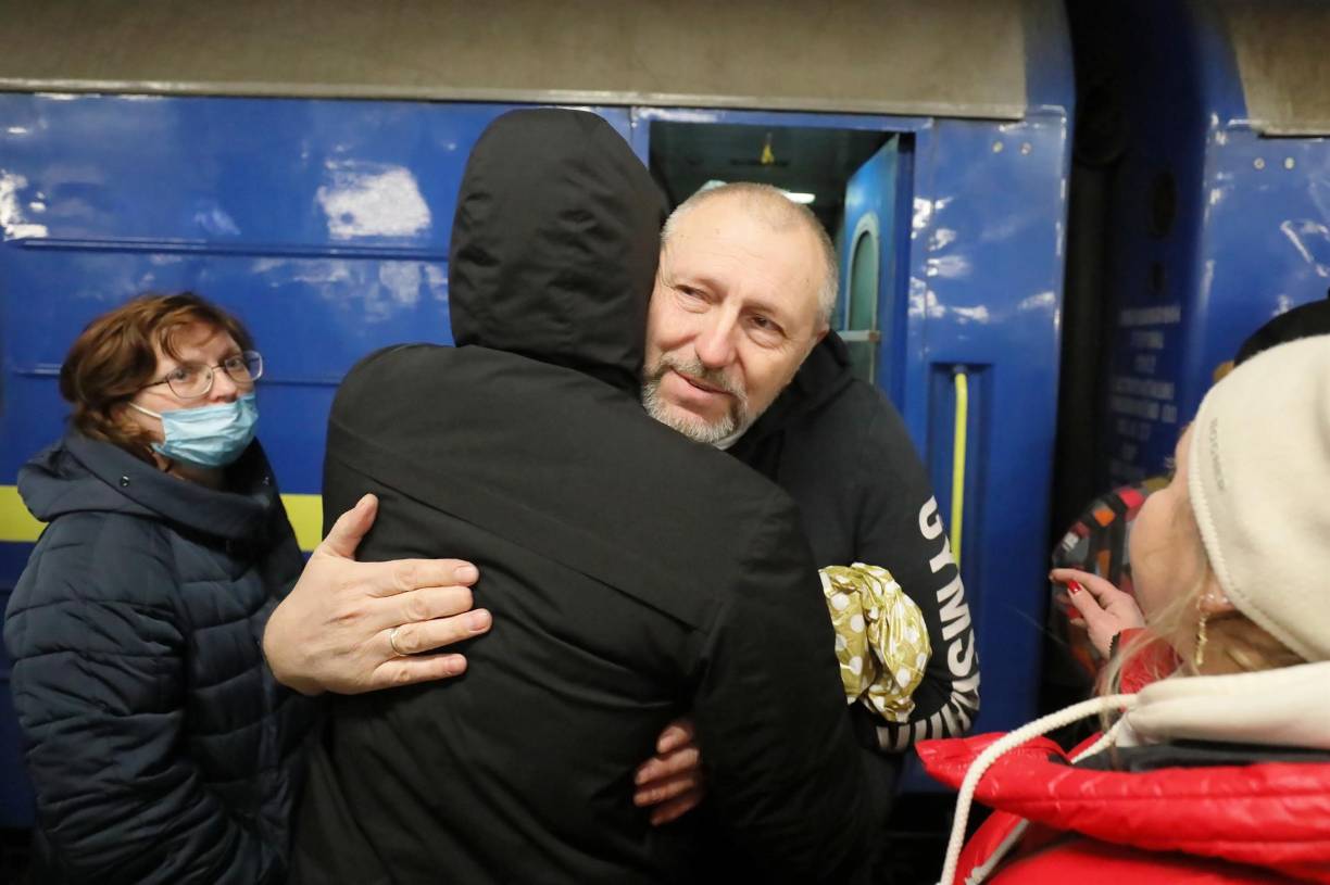 Ucrania tiene frontera con siete países, Rusia al norte y el este, Bielorrusia en el norte, Polonia y Eslovaquia al oeste y Rumania, Hungría y Moldavia en el suroeste.