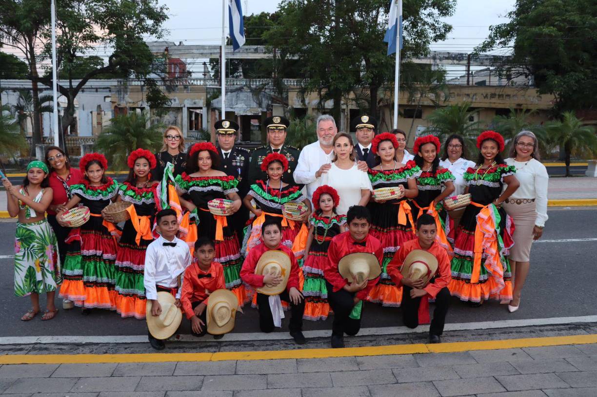 Ese mismo día, se realizará el desfile del programa de alfabetización a partir de las 3:00 pm, seguido de una noche cultural en la Plaza de las Banderas.