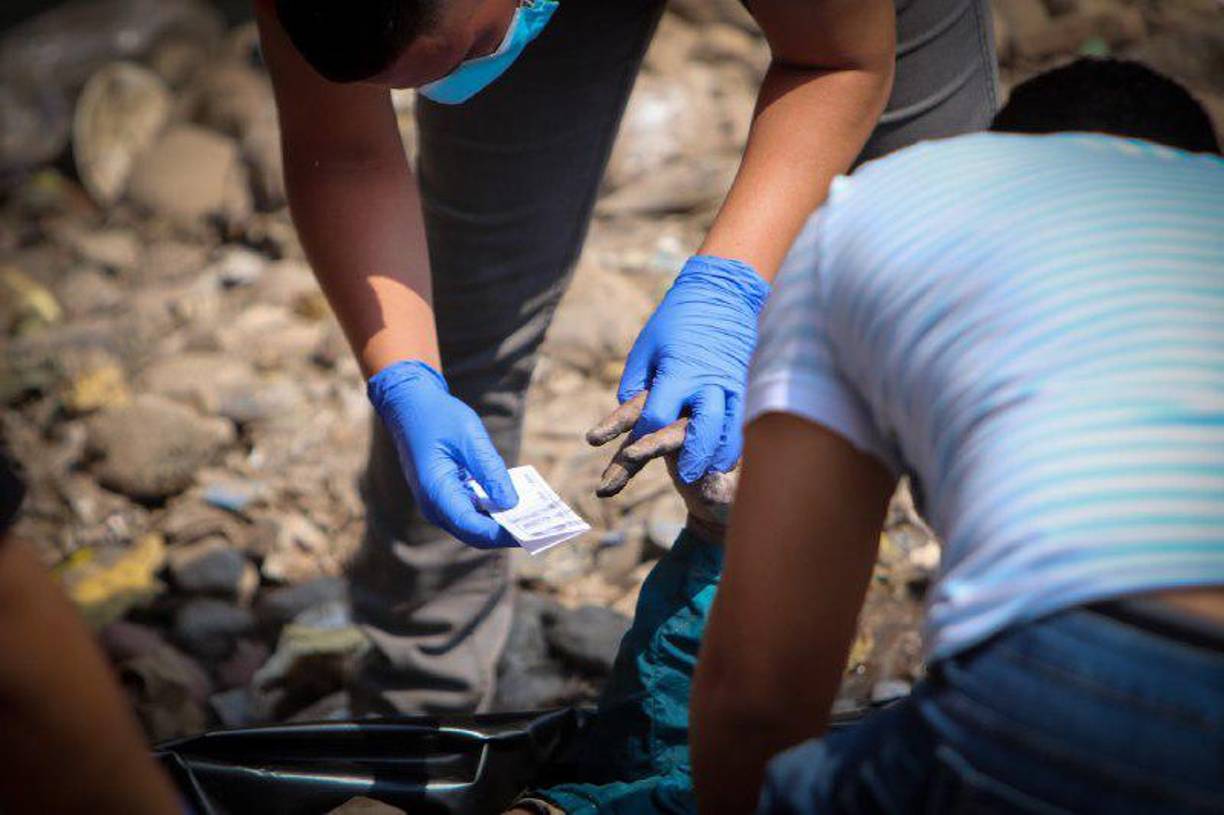 Los fiscales, médicos forenses y policías de investigación de <b>Honduras</b> iniciaron el lunes una huelga por tiempo indefinido para exigir un aumento salarial, lo que llevó a reprogramar algunos juicios.