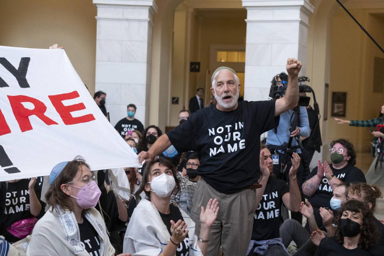 “Advertimos a los manifestantes que pararan la protesta y cuando no obedecieron empezamos a arrestarlos. Entre esas detenciones tres personas han sido acusadas de agresión a un agente”, dijo la Policía del Capitolio en X (anteriormente Twitter) sin precisar el número de arrestos.
