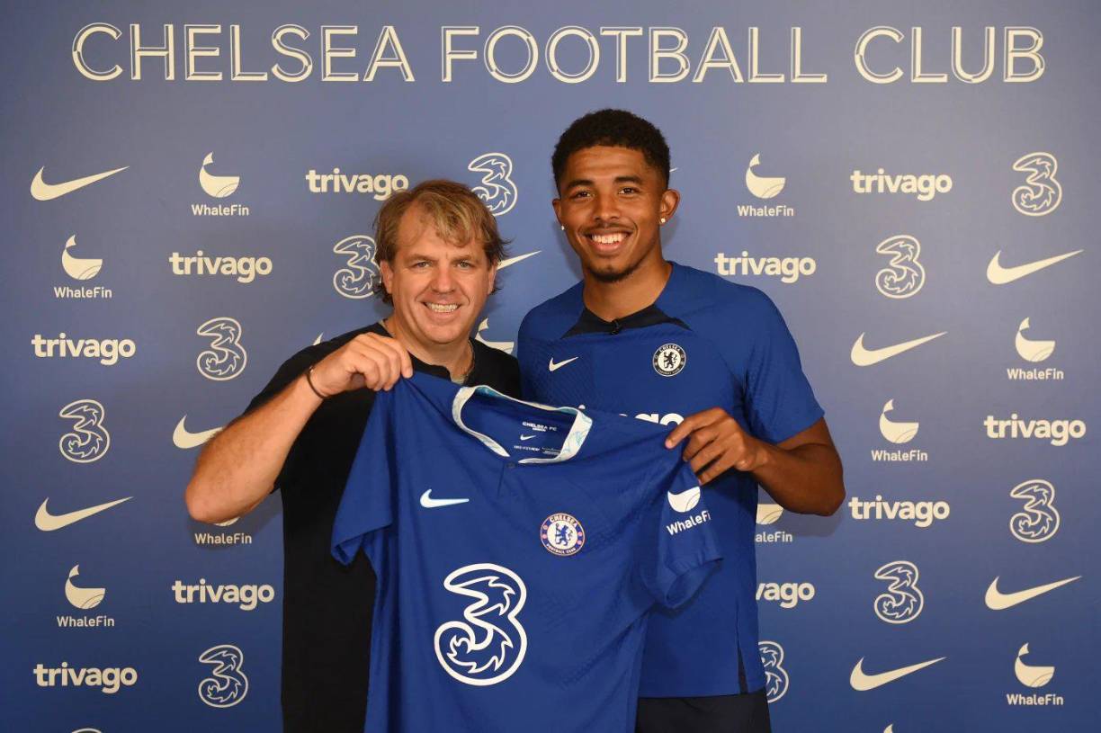 OFICIAL: Wesley Fofana es nuevo jugador del Chelsea. Los Blues anunciaron la llegada del defensa francés de 21 años procedente del Leicester, que recibe 81 millones de euros fijos más seis en variables, según ‘Sky Sports’.