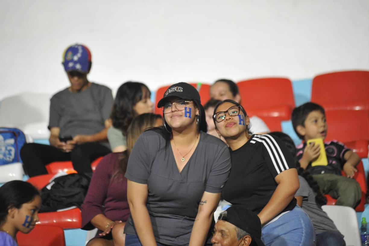 Aunque no fue un llenazo total, la garra catracha no pasó desapercibida y las chicas de la selección recibieron un gran apoyo en casa. 