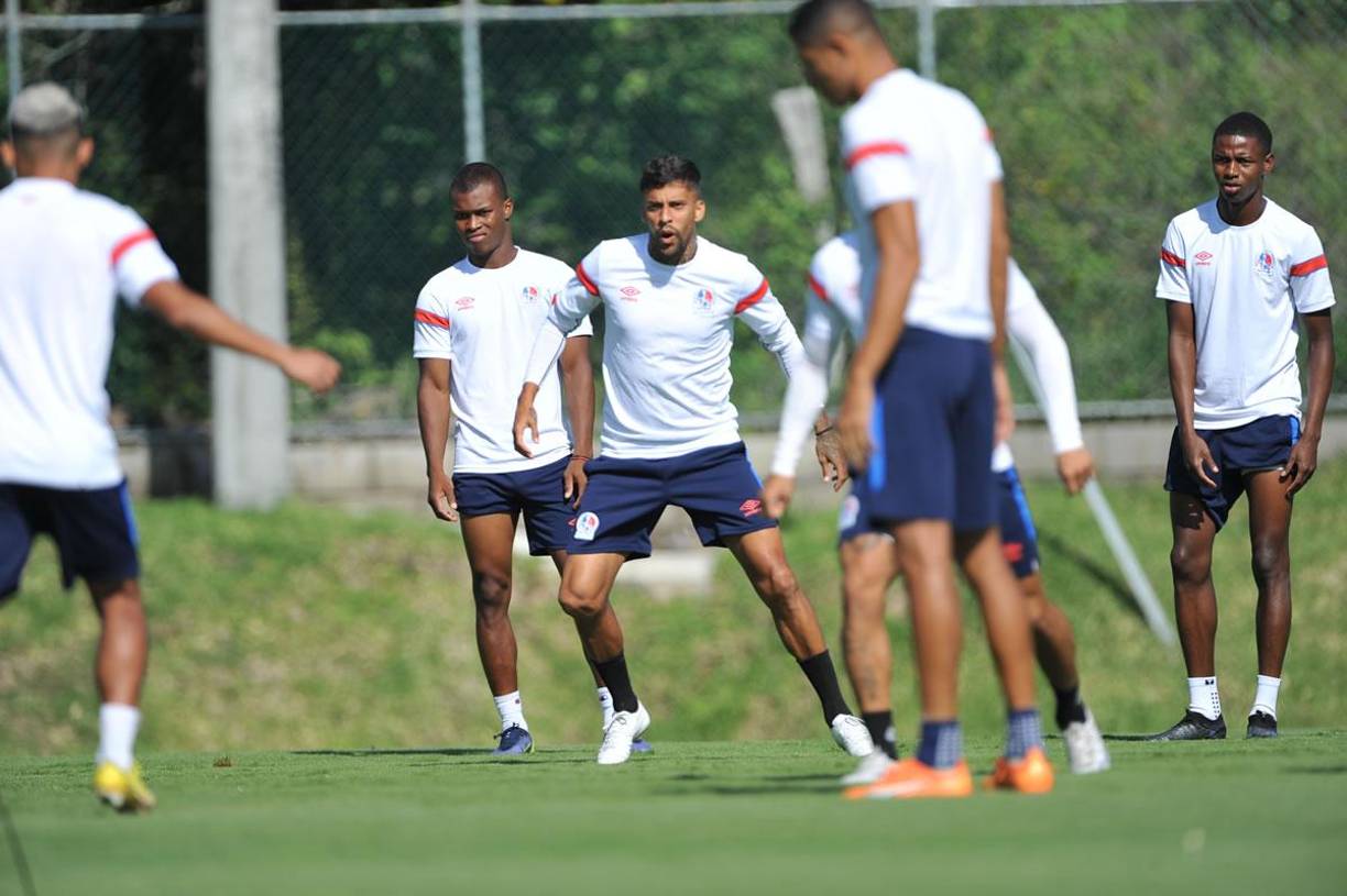 El brasileño Gabriel Araújo, otro que fue figura en el Clásico contra Real España con un gol, trabajó a todo vapor.