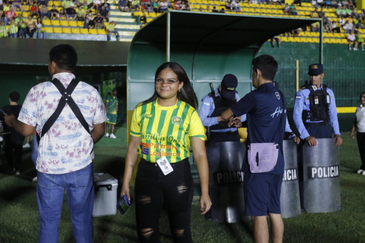 Los miembros del staff de Parrillas One aparecieron en el LENTE OPSA en el Estadio Luis Girón.