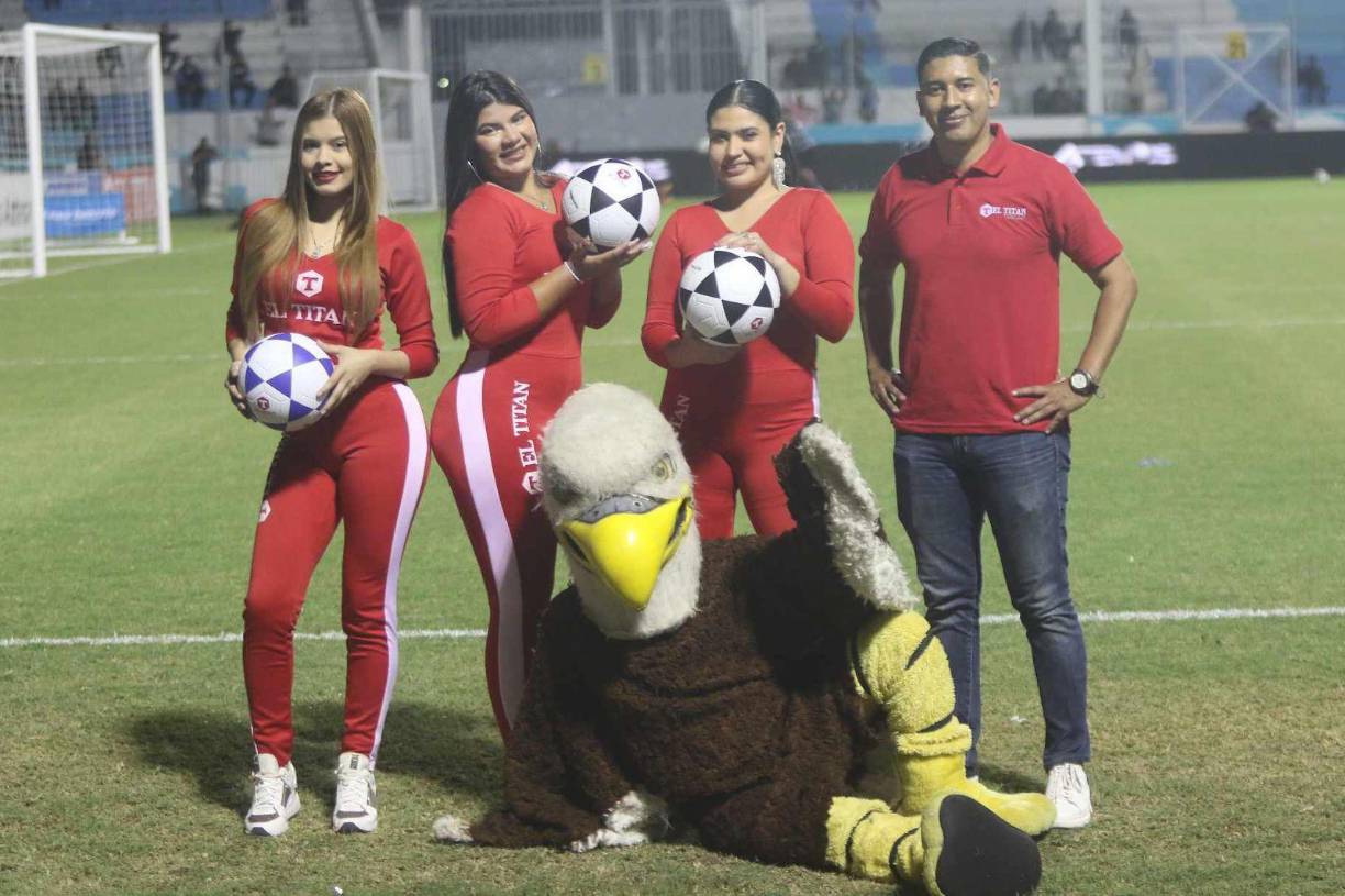 Las bellas chicas en la previa del partido junto a la mascota de Motagua. 