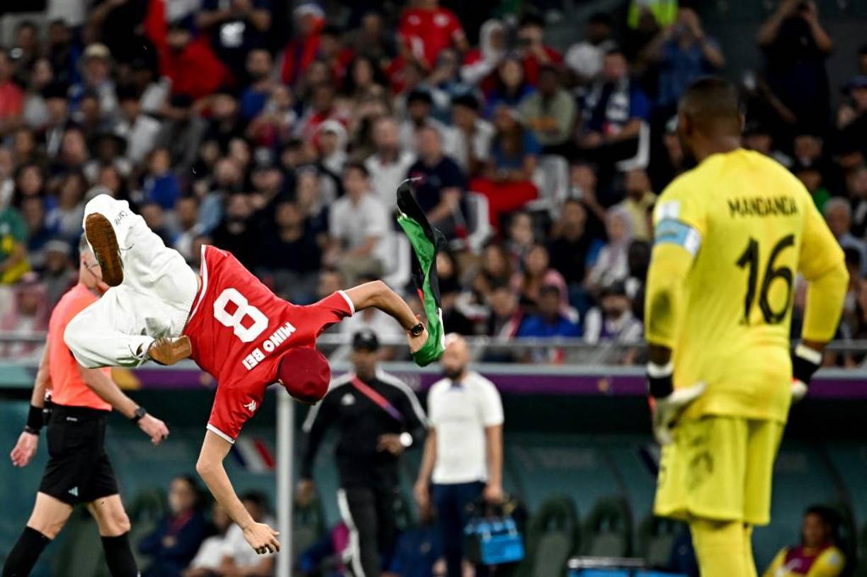 El aficionado lanzó una pirueta mientras el arquero Mandanda de Francia lo observaba.
