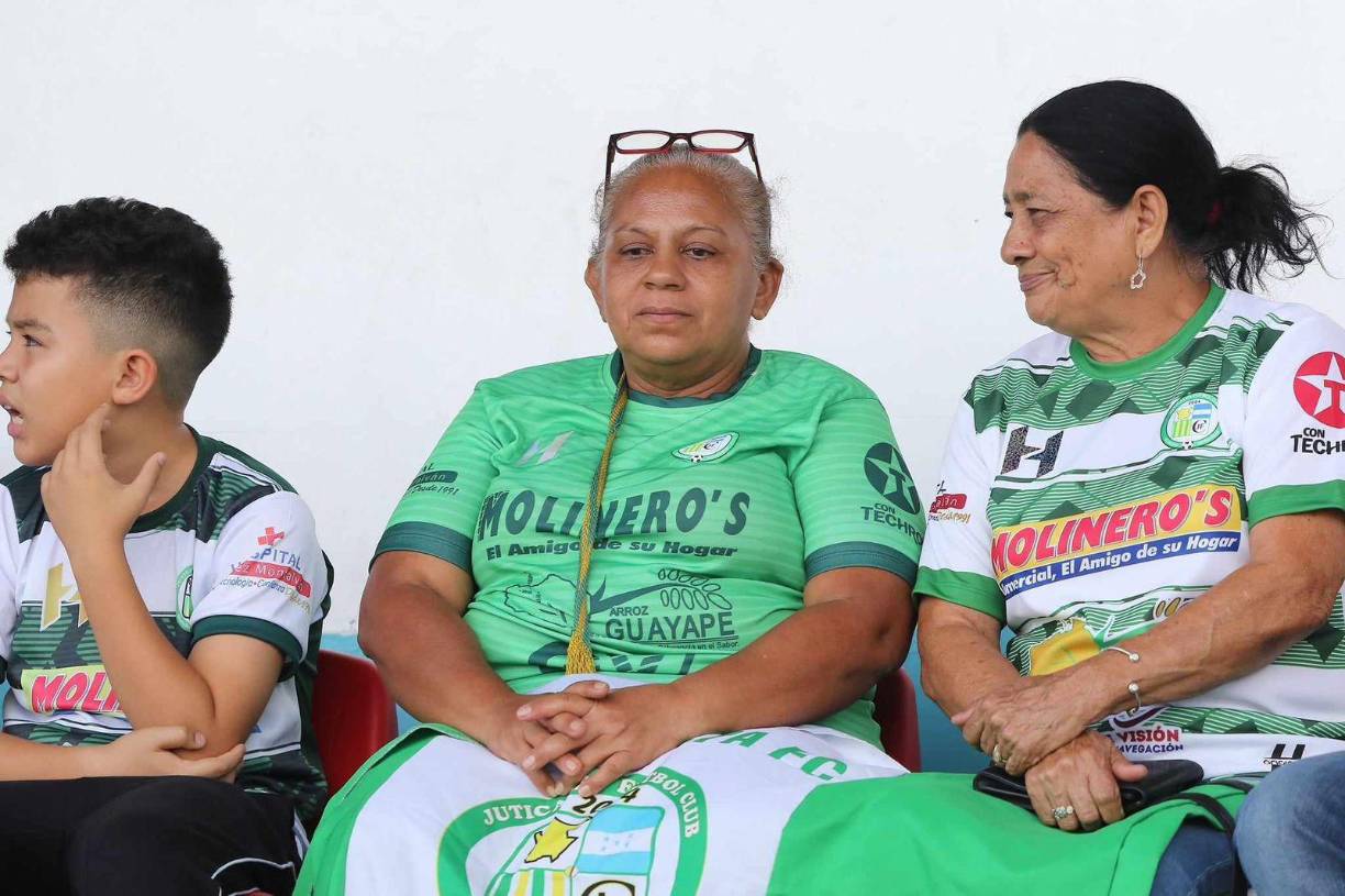 Bellas chicas, el beso romántico y ambientazo en el Génesis-Juticalpa FC