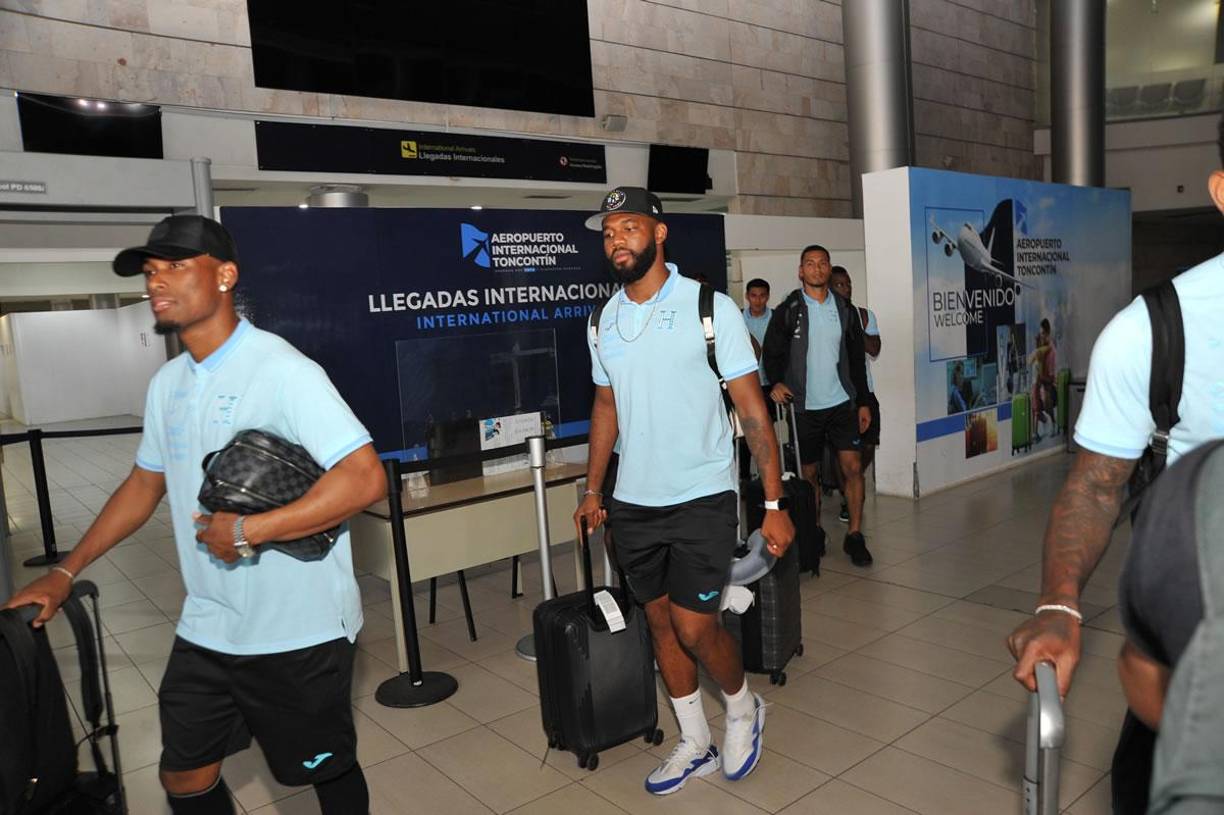 Los seleccionados se mostraron optimistas a su llegada a la terminal aérea.