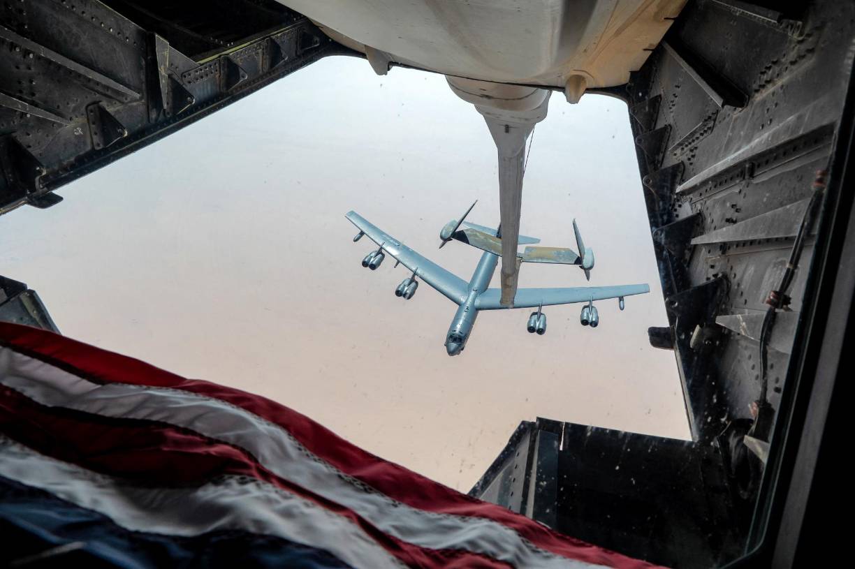 El ejercicio del domingo se produce en un momento de altas tensiones con Irán respecto a las negociaciones que tratan de revivir el acuerdo nuclear firmado en Viena en 2015. Estados Unidos abandonó el pacto en 2018 bajo la presidencia de Donald Trump. 