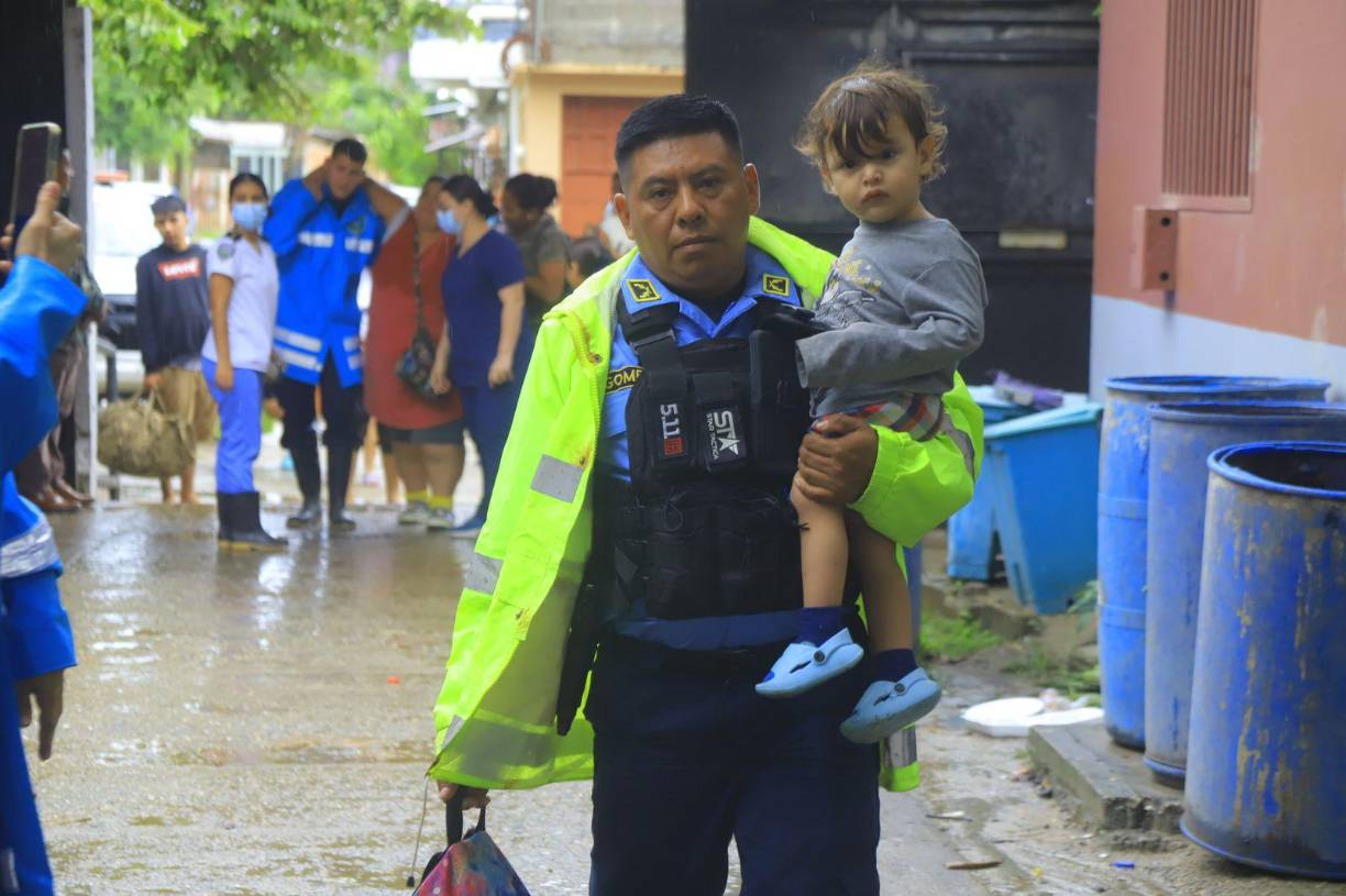 Tras las evacuaciones, personas están siendo atendidas por autoridades de emergencia nacional en San Pedro Sula.