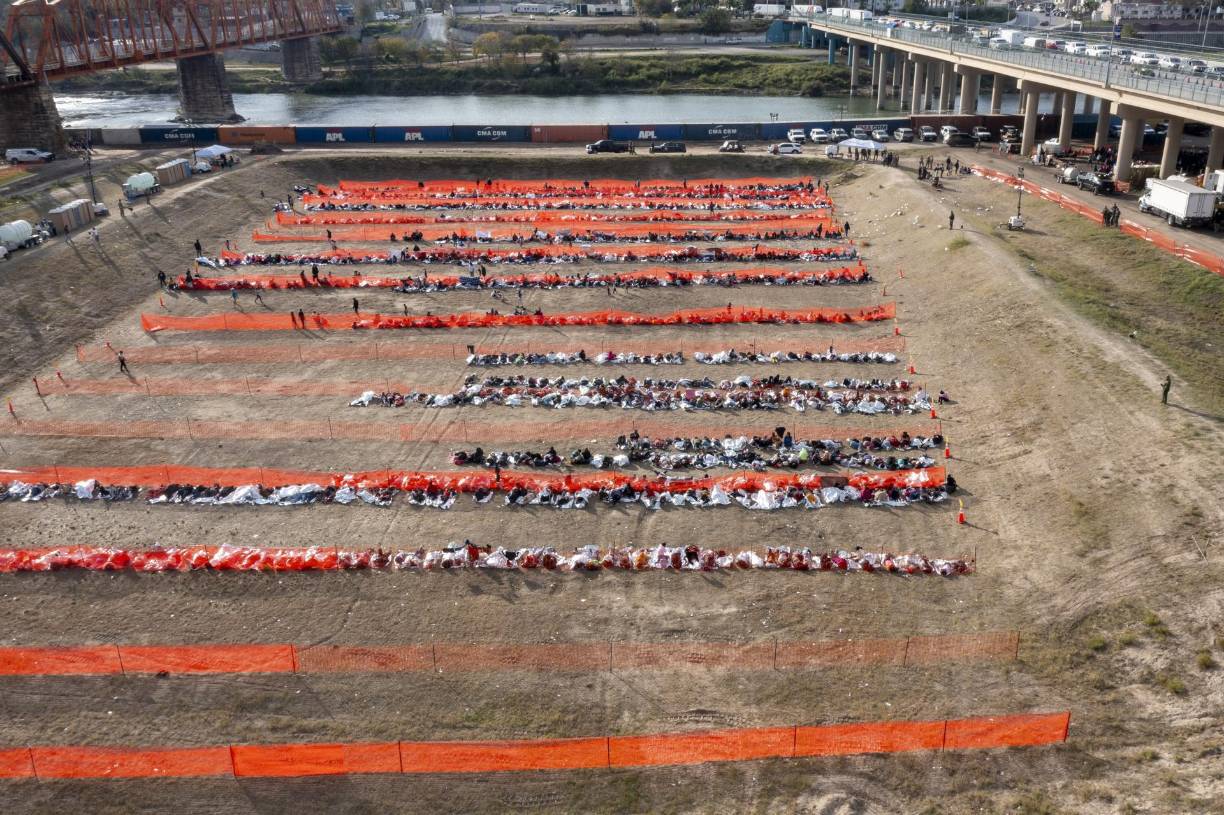 Manilal es uno entre decenas de miles de migrantes de todo el mundo que desde septiembre pasado han cruzado la frontera hacia California, principalmente por ese mismo lugar, una zona apartada del municipio de Tecate donde grandes rocas impidieron la construcción de un muro fronterizo.