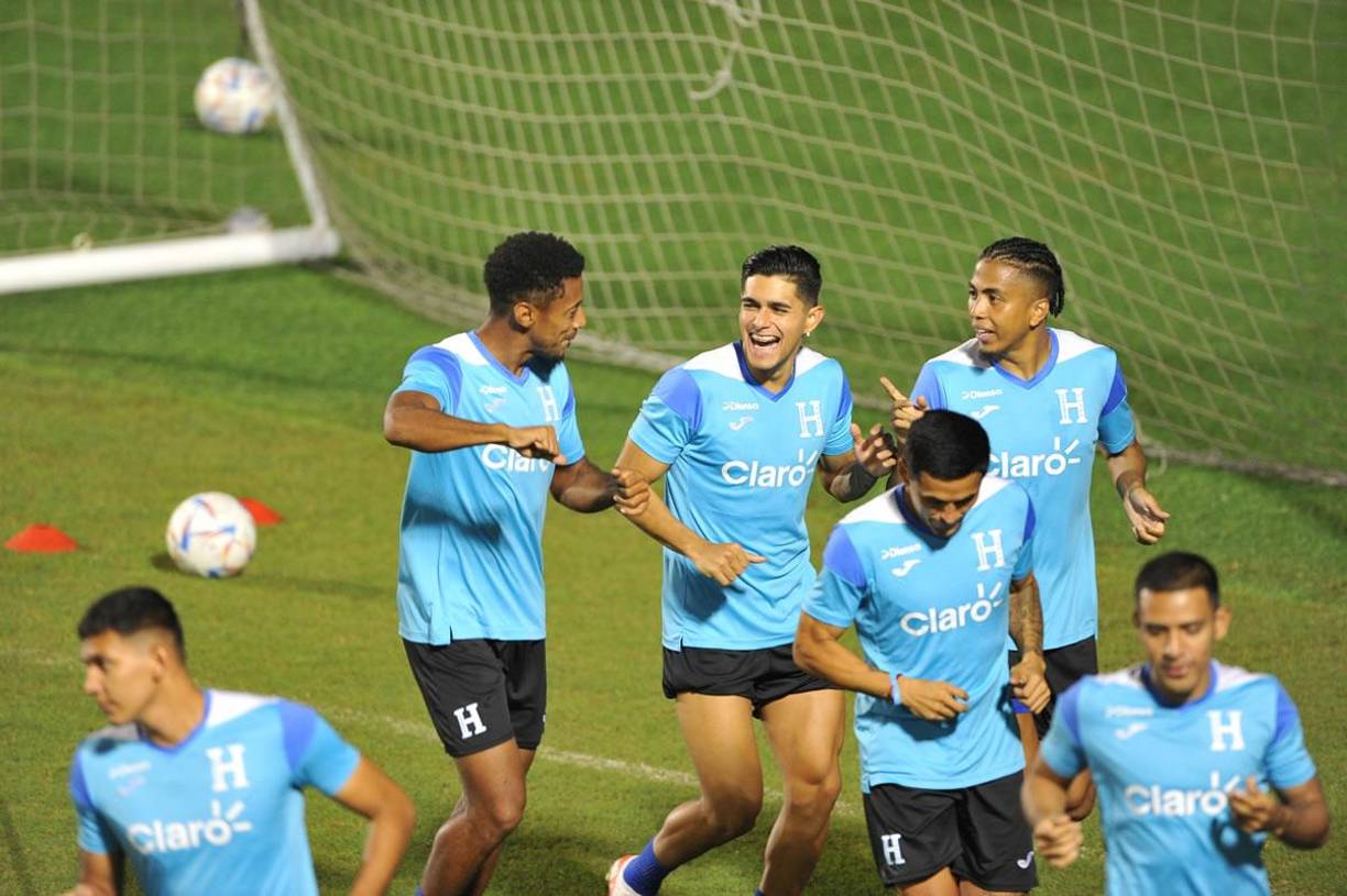 Luis Palma el más sonriente. Antony ‘Choco’ Lozano, ’El Bicho’ y Rigo Rivas bromeando en pleno calentamiento.