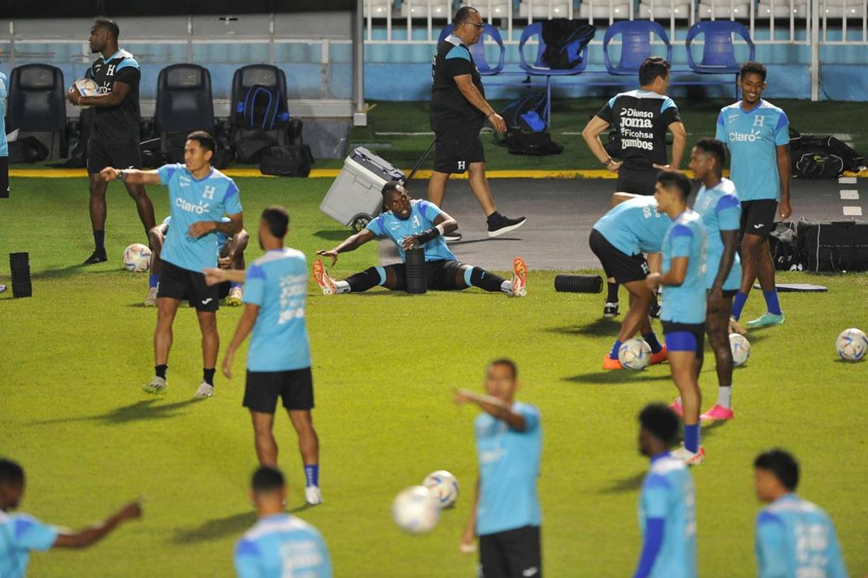 Alberth Elis realizando un estiramento antes de empezar con la práctica.