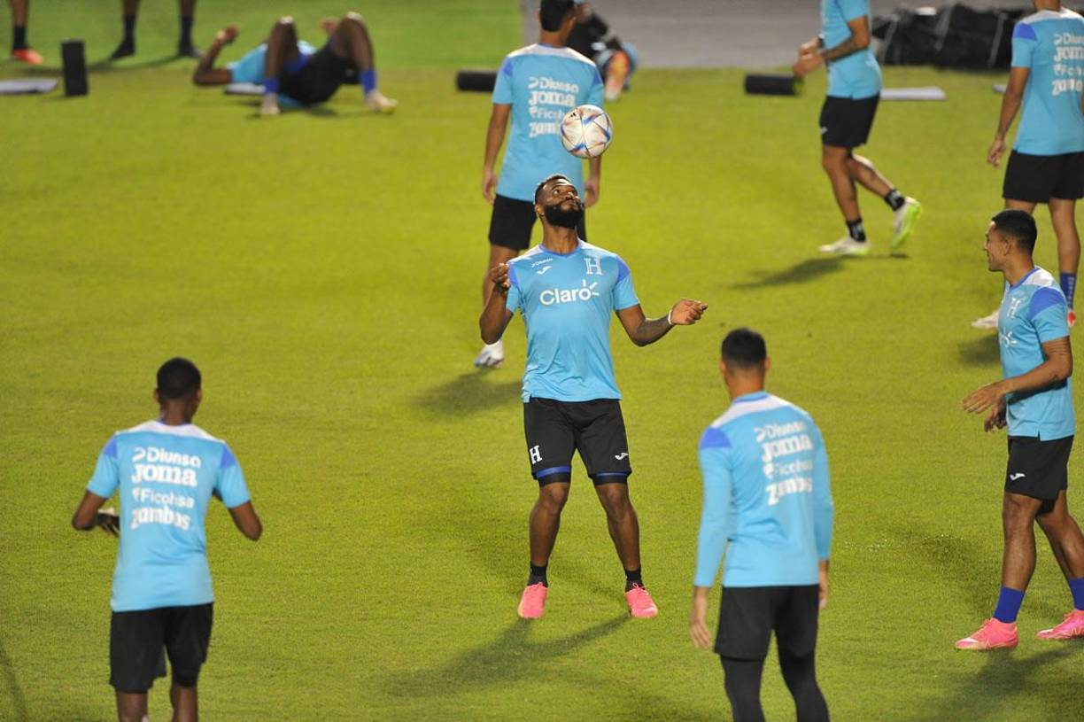 Jorge Benguché, parándola de pechito a Alejandro Reyes. Ambos jugadores podrían ser fundamentales el domingo para el planteamiento de Rueda.
