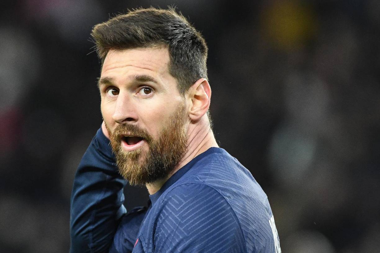 El París SG ganó el miércoles 2-0 al Angers de la Ligue 1, en la que Lionel <b>Messi</b> marcó gol en su regreso a los terrenos de juego tras la victoriosa final del Mundial con Argentina. El equipo parisino le hizo un homenaje al Rey del Fútbol, Pelé.
