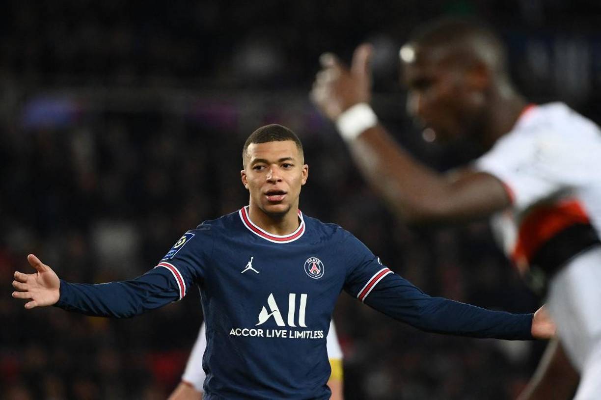 ¿Seguir en el París Saint Germain (PSG) es posible?, le preguntó el domingo un periodista en la zona mixta cuando el jugador ya enfilaba hacia la puerta de salida: “Sí, claro”, respondió Mbappé ya en la distancia.
