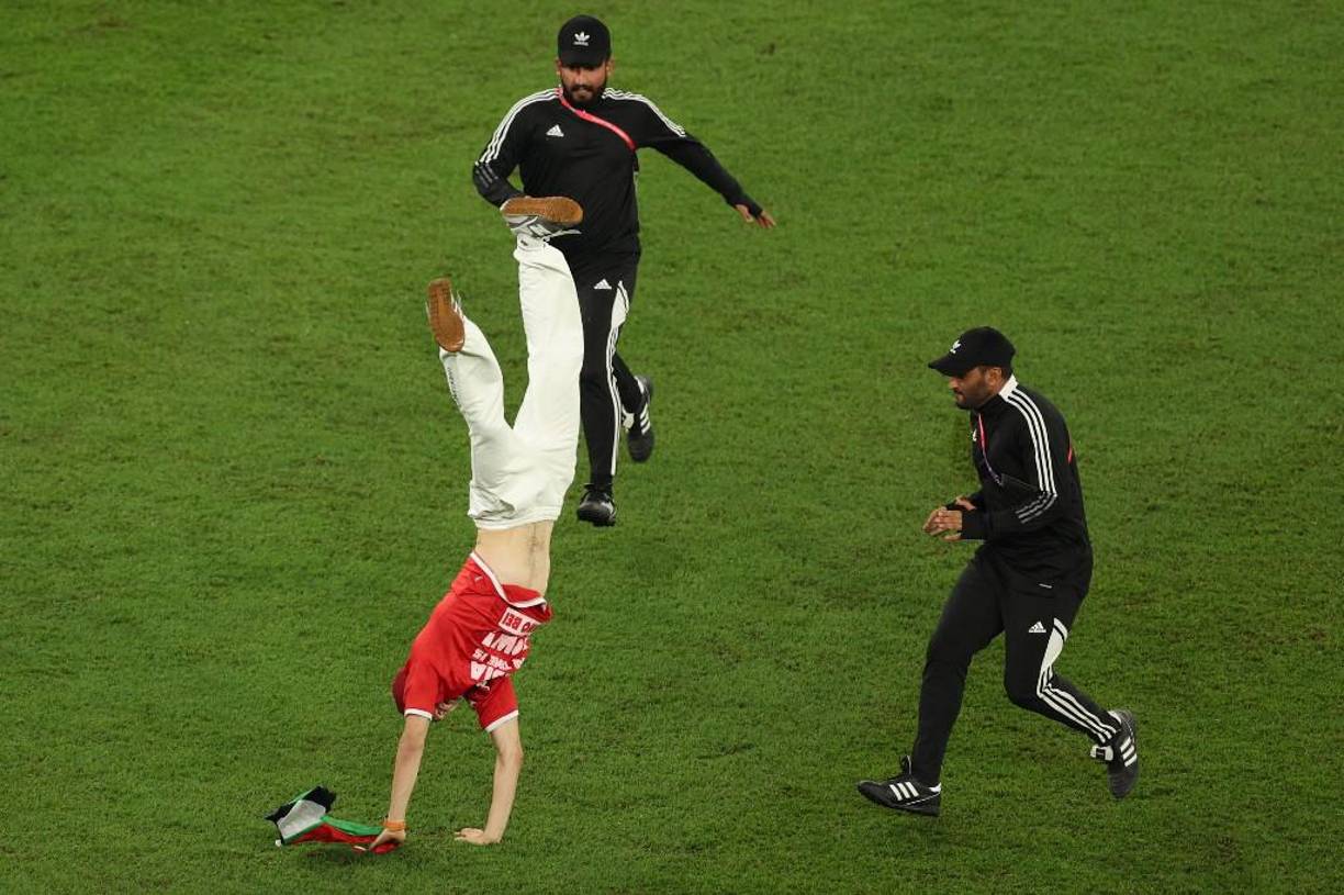 El aficionado se lanzó una pirueta y algunos aficionados lo ovacionaron.