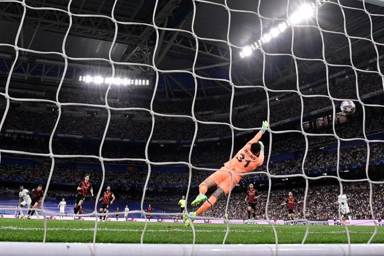La pelota se coló en la portería de Ederson, portero del Manchester City.