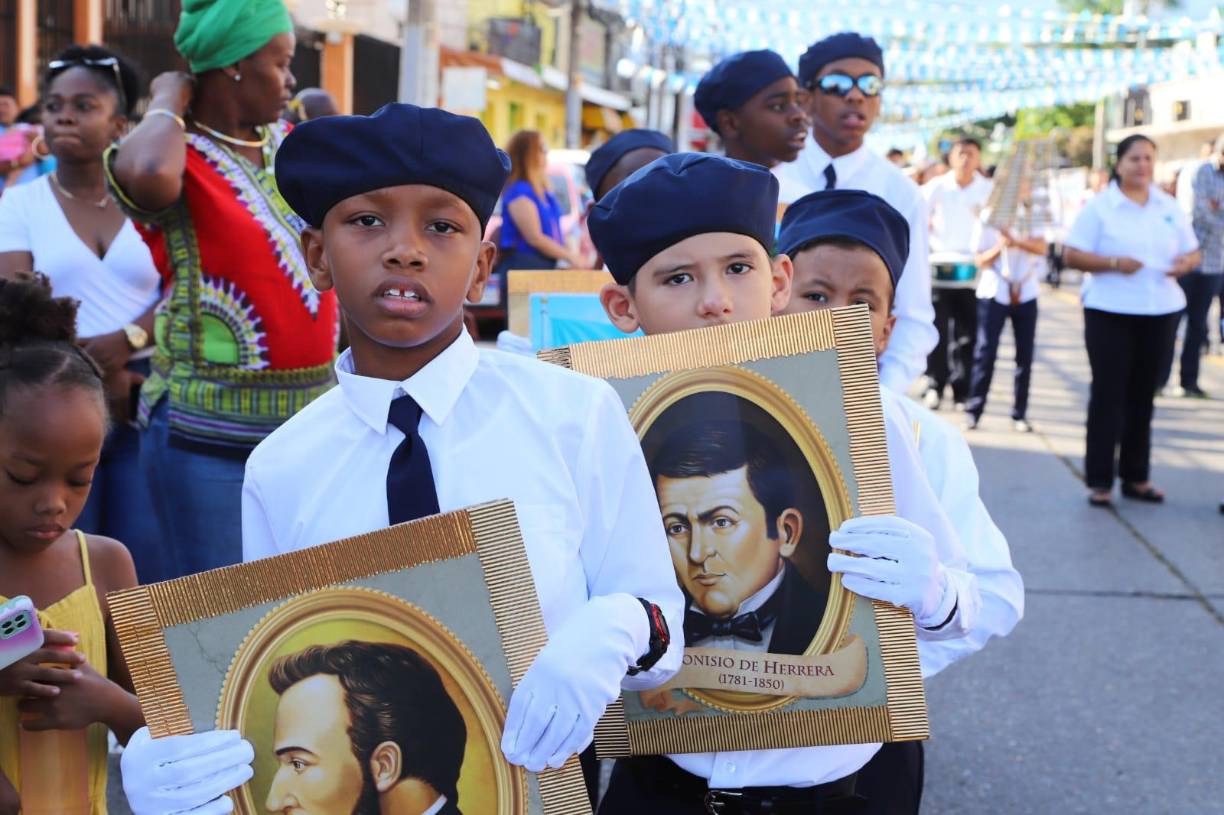 Los niños se lucen en desfiles patrios en La Ceiba