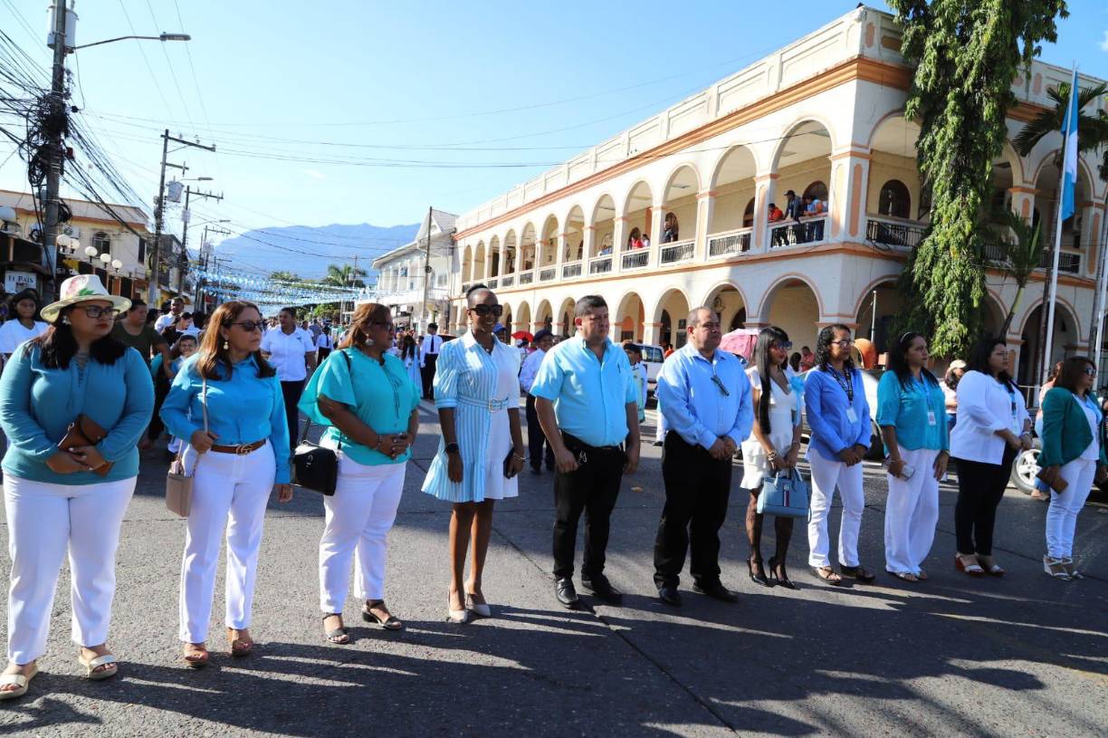 Los niños se lucen en desfiles patrios en La Ceiba