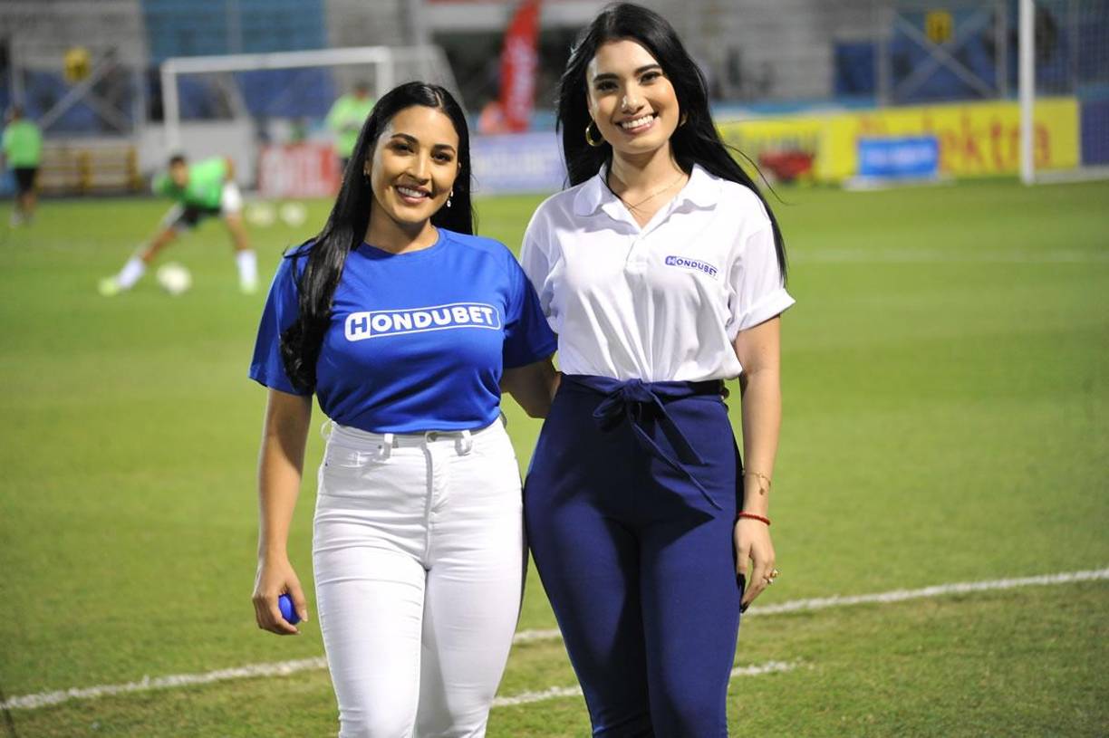 Dos bellas chicas que trabajan con patrocinadores del Motagua. Ellas cautivaron con su belleza.