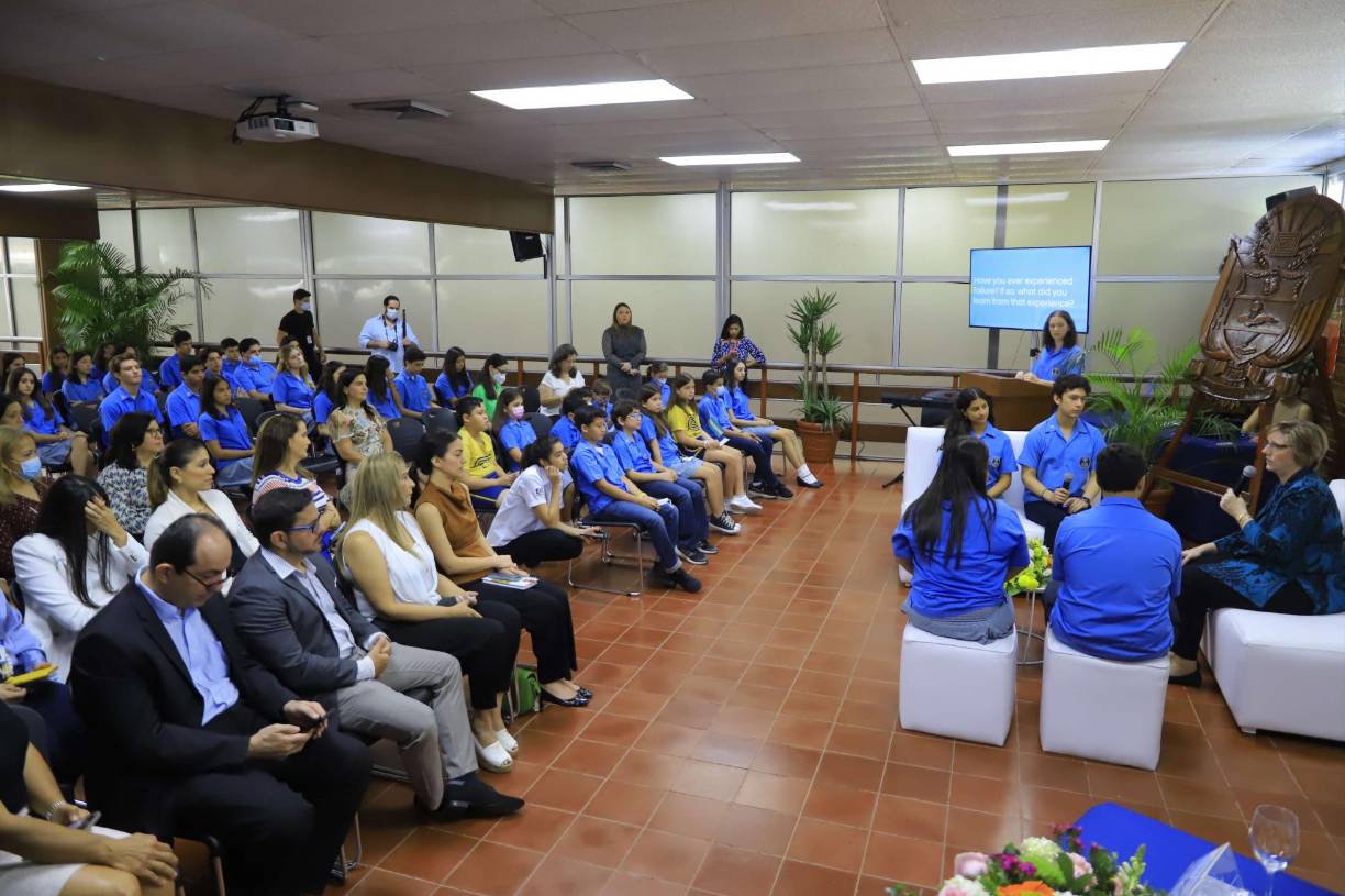 “Este tipo de actividades ayudarán a que estén preparados para este país o para cualquier parte del mundo, y sabemos que con la unión de la embajada americana podemos lograrlo”, manifestó Gina Rietti, rectora de la institución.