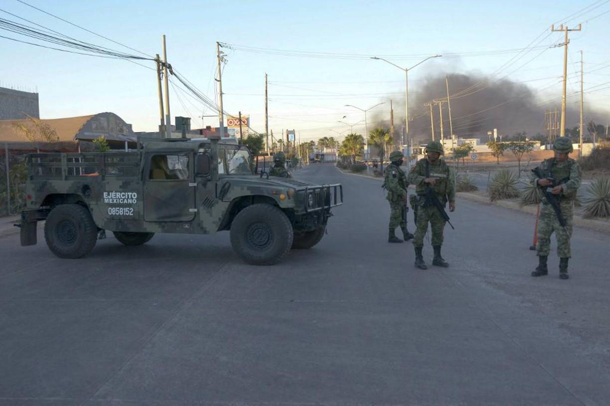  De acuerdo con la Sedena, la detención de Ovidio se registró alrededor de las 6:20 horas de este día, dejando las calles de Sinaloa en llamas, con unos 19 bloqueos.