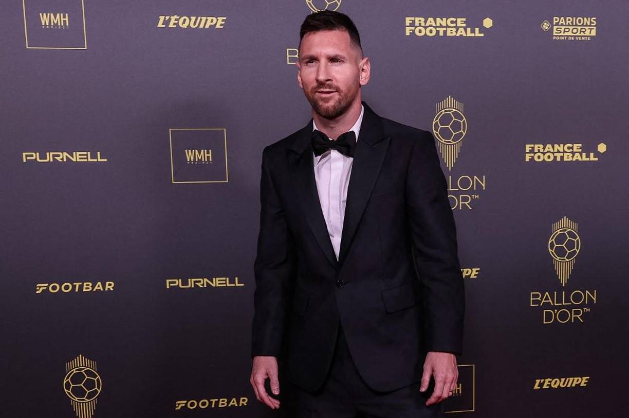 Lionel Messi se mostro sereno al llegar a la alfombra roja. 