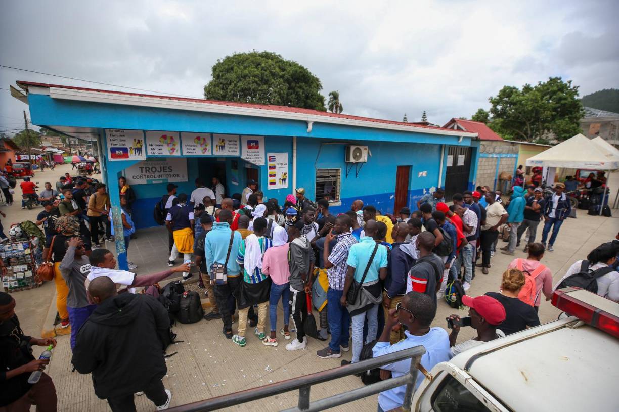 En total, por transitar por el país cada migrante debe pagar unos mil lempiras, es decir, entre 40 y 50 dólares, pero la situación cambia cuando el recorrido lo realiza un residente.