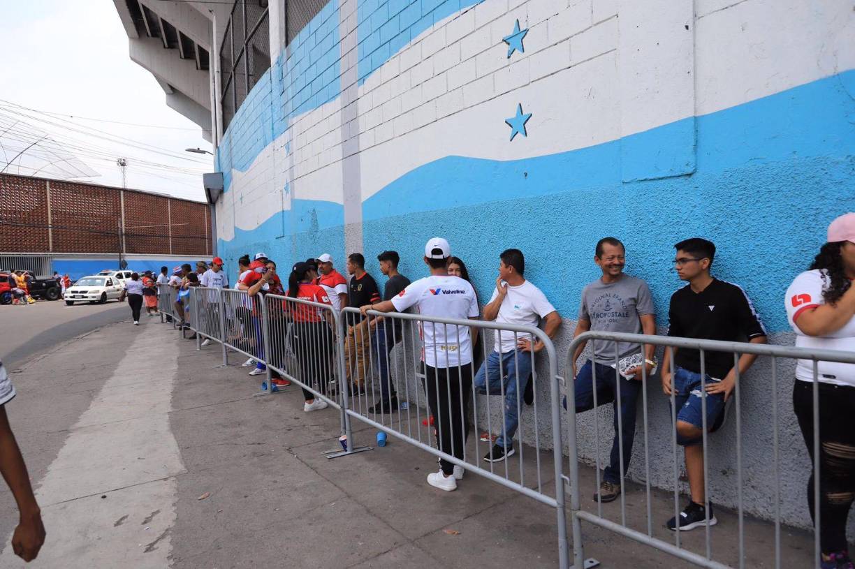 Hincha en la torre y las bellas chicas que adornan la gran final