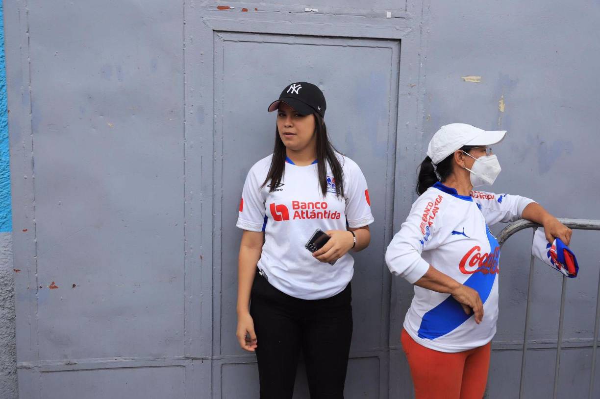Hincha en la torre y las bellas chicas que adornan la gran final