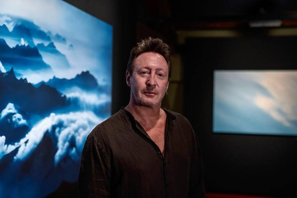 Tras un viaje de prensa en Nueva York, recibió un mensaje urgente de su dermatóloga, pidiéndole regresar a Los Ángeles para una intervención inmediata. Según detalló, tenía dos lesiones sospechosas, una en el hombro y otra en el antebrazo, siendo la primera diagnosticada como melanoma, una forma de cáncer que, según la Clínica Mayo, suele estar relacionada con la exposición a la luz ultravioleta y afecta con mayor frecuencia zonas expuestas como la cara, los brazos, la espalda y las piernas.